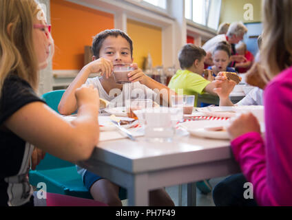 Pirna, Deutschland. 31 Aug, 2018. 31.08.2018, Sachsen, Pirna: Grundschüler erhalten kostenloses Frühstück aus dem Verein brotZeit e.V. vor Vorlesungsbeginn. Die Schule im Stadtteil Sonnenstein Pirna ist einer der Ersten in der geförderten Region Dresden in Zusammenarbeit mit dem Verband zu geben. Credit: Monika Skolimowska/dpa-Zentralbild/dpa/Alamy leben Nachrichten Stockfoto