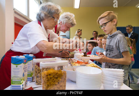 Pirna, Deutschland. 31 Aug, 2018. 31.08.2018, Sachsen, Pirna: Grundschüler erhalten kostenloses Frühstück aus dem Verein brotZeit e.V. vor Vorlesungsbeginn. Die Schule im Stadtteil Sonnenstein Pirna ist einer der Ersten in der geförderten Region Dresden in Zusammenarbeit mit dem Verband zu geben. Credit: Monika Skolimowska/dpa-Zentralbild/dpa/Alamy leben Nachrichten Stockfoto