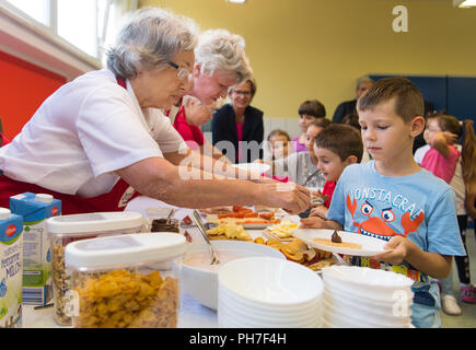 Pirna, Deutschland. 31 Aug, 2018. 31.08.2018, Sachsen, Pirna: Grundschüler erhalten kostenloses Frühstück aus dem Verein brotZeit e.V. vor Vorlesungsbeginn. Die Schule im Stadtteil Sonnenstein Pirna ist einer der Ersten in der geförderten Region Dresden in Zusammenarbeit mit dem Verband zu geben. Credit: Monika Skolimowska/dpa-Zentralbild/dpa/Alamy leben Nachrichten Stockfoto