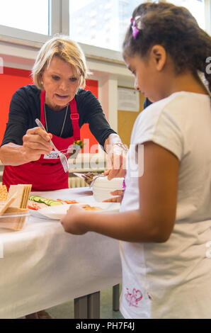 Pirna, Deutschland. 31 Aug, 2018. 31.08.2018, Sachsen, Pirna: Schauspielerin Uschi Glas, Mitbegründer des Vereins brotZeit e.V., stellt ein kostenloses Frühstück für die Schüler der Grundschulen vor dem Unterricht beginnen. Die Schule im Stadtteil Sonnenstein Pirna ist einer der Ersten in der geförderten Region Dresden in Zusammenarbeit mit dem Verband zu geben. Credit: Monika Skolimowska/dpa-Zentralbild/dpa/Alamy leben Nachrichten Stockfoto