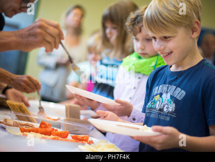 Pirna, Deutschland. 31 Aug, 2018. 31.08.2018, Sachsen, Pirna: Grundschüler erhalten ein kostenloses Frühstück vor der Klasse durch den Verein Brotzeit e. V. Die Schule im Stadtteil Sonnenstein Pirna ist einer der Ersten in der geförderten Region Dresden in Zusammenarbeit mit dem Verband zu geben. Credit: Monika Skolimowska/dpa-Zentralbild/dpa/Alamy leben Nachrichten Stockfoto