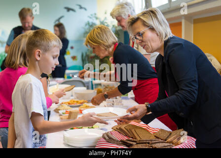 Pirna, Deutschland. 31 Aug, 2018. 31.08.2018, Sachsen, Pirna: Barbara Klepsch (r, CDU), Gesundheitsministerin von Sachsen, und Plant Uschi Glas (M), Mitbegründerin des Vereins brotZeit e.V., wound vor Unterrichtsbeginn ein kostenloses Frühstück die Grundschüler. Die Schule im Pirnaer Ortsteil Sonnenstein ist eine der ersten in der Förderregion Dresden, sterben eine Kooperation mit dem Verein einging. Credit: Monika Skolimowska/dpa-Zentralbild/dpa/Alamy leben Nachrichten Stockfoto