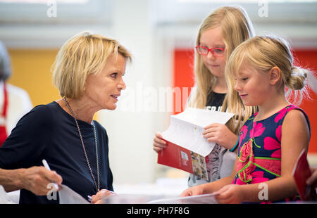 Pirna, Deutschland. 31 Aug, 2018. 31.08.2018, Sachsen, Pirna: Schauspielerin Uschi Glas, Mitbegründer des Vereins brotZeit e.V., verteilt Autogramme die Grundschüler nach dem kostenlosen Frühstück. Die Schule im Stadtteil Sonnenstein Pirna ist einer der Ersten in der geförderten Region Dresden in Zusammenarbeit mit dem Verband zu geben. Credit: Monika Skolimowska/dpa-Zentralbild/dpa/Alamy leben Nachrichten Stockfoto
