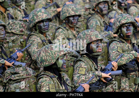 Putrajaya, Kuala Lumpur, Malaysia. 29 Aug, 2018. Die malaysischen Streitkräften gesehen, die sich in voller Probe Zeremonie auf der 61. Jahrestag der Unabhängigkeit Malaysias Tag an Dataran Putrajaya. Malaysians 61. Jahrestag der Unabhängigkeit der Nation auf jeden 31. August gefeiert. Der Premierminister von Malaysia, Mahathir Mohamad hatte Putrajaya administrative Hauptstadt der Nation als Veranstaltungsort für die Feier ausgewählt. Der diesjährige Slogan ''"Sayangi MalaysiaKu", das heißt," "Liebe meine Malaysiaâ Credit: Faris Hadziq/SOPA Images/ZUMA Draht/Alamy leben Nachrichten Stockfoto