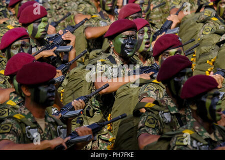 Putrajaya, Kuala Lumpur, Malaysia. 29 Aug, 2018. Die malaysischen Streitkräften gesehen, die sich in voller Probe Zeremonie auf der 61. Jahrestag der Unabhängigkeit Malaysias Tag an Dataran Putrajaya. Malaysians 61. Jahrestag der Unabhängigkeit der Nation auf jeden 31. August gefeiert. Der Premierminister von Malaysia, Mahathir Mohamad hatte Putrajaya administrative Hauptstadt der Nation als Veranstaltungsort für die Feier ausgewählt. Der diesjährige Slogan ''"Sayangi MalaysiaKu", das heißt," "Liebe meine Malaysiaâ Credit: Faris Hadziq/SOPA Images/ZUMA Draht/Alamy leben Nachrichten Stockfoto