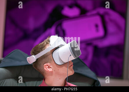 Berlin, Deutschland. 31 Aug, 2018. Ein Besucher der Telekom Stand ist die 3D-Brille auf der IFA Elektronik Messe. Credit: Jens Büttner/dpa-Zentralbild/dpa/Alamy leben Nachrichten Stockfoto