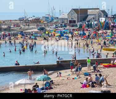 Lyme Regis, Dorset, Großbritannien. 31. August 2018. UK Wetter: Besucher und Urlauber genießen Sie herrliche warme Sonnenschein und blauem Himmel am Strand in Lyme Regis am letzten Tag des meteorologischen Sommers. Temperaturen werden erwartet, über das Wochenende zu fliegen mit der Südküste für einen Indian Summer zu Beginn des Herbstes. Credit: Celia McMahon/Alamy leben Nachrichten Stockfoto