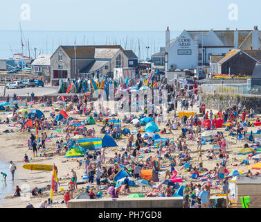 Lyme Regis, Dorset, Großbritannien. 31. August 2018. UK Wetter: Besucher und Urlauber genießen Sie herrliche warme Sonnenschein und blauem Himmel am Strand in Lyme Regis am letzten Tag des meteorologischen Sommers. Temperaturen werden erwartet, über das Wochenende zu fliegen mit der Südküste für einen Indian Summer zu Beginn des Herbstes. Credit: Celia McMahon/Alamy leben Nachrichten Stockfoto