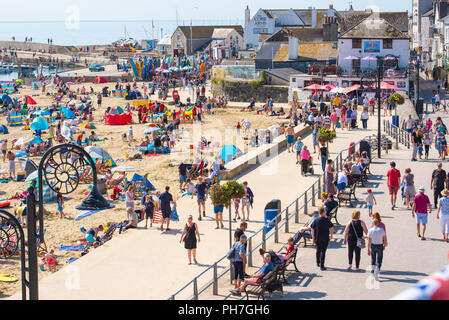 Lyme Regis, Dorset, Großbritannien. 31. August 2018. UK Wetter: Besucher und Urlauber genießen Sie herrliche warme Sonnenschein und blauem Himmel am Strand in Lyme Regis am letzten Tag des meteorologischen Sommers. Temperaturen werden erwartet, über das Wochenende zu fliegen mit der Südküste für einen Indian Summer zu Beginn des Herbstes. Credit: Celia McMahon/Alamy leben Nachrichten Stockfoto