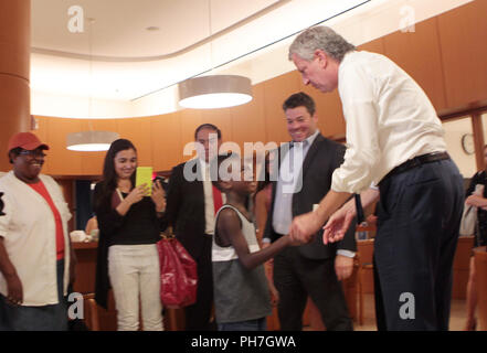 BROOKLYN, NEW YORK - 23 AUG 30: New York City Bürgermeister Bill De Blasio zusammen mit Brooklyn Borough Präsident Eric Adams, NYPD Chief der Patrouille, Rodney Harrison, New York City Rat Mitglied Jumanee Williams, New York State Senator Kevin Parker, Yvette Rennie, Präsident, J'Offene Internationale zusammen mit einigen führenden Vertretern des verkünden Plan für die Sicherheit J'Ouvert 2018, nach dem Bürgermeister De Blasio grüßt Gemeinschaft Bewohner, die das Brooklyn Public Library am 30. August 2018 und gehalten an der Brooklyn Public Library in Brooklyn, New York. Foto: MPI 43/MediaPunch Stockfoto