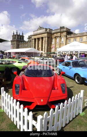 Woodstock, Großbritannien. 31 August, 2018. WOODSTOCK, Oxfordshire, UK Szenen aus der jährlichen alon Prive' an Blenheim Palace, wo exotische Autos Mix mit High Fashion. Credit: Motofoto/Alamy leben Nachrichten Stockfoto