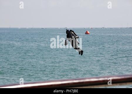 Bournemouth, UK. 31. August 2018. Menschenmassen strömen in Bournemouth für den 2. Tag des Bournemouth Air Festival. Die schwere Jet Anzug Display Team begeistern die Massen mit ihrer Demonstration. Anzeige zum ersten Mal an einer öffentlichen Veranstaltung mit zwei Jet für Piloten, präsentieren die folgende Grenze im menschlichen Flug! Die Jet Pack Piloten haben Gasturbinen auf Sie Festgeschnallt - 5 Turbine Motoren, zwei an jedem Arm und einen größeren Motor auf dem Rücken. Credit: Carolyn Jenkins/Alamy leben Nachrichten Stockfoto