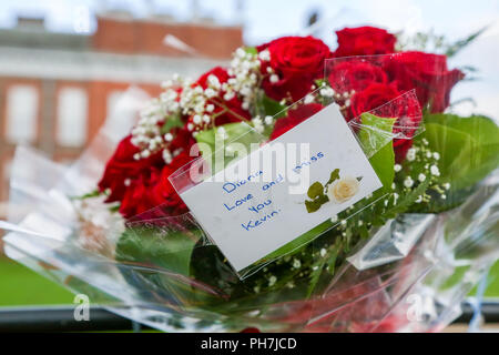 Kensington Palace. London. UK 31 Aug 2018 - Blumen sind durch Gönner vor den Toren des Kensington Palace links zum 21. Jahrestag des Todes von Diana, Prinzessin von Wales, die auf tragische Weise bei einem Autounfall in Paris, Frankreich gestorben am 31. August 1997 Dank an Mark: Dinendra Haria/Alamy leben Nachrichten Stockfoto