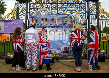 Kensington Palace. London. UK 31 Aug 2018 - Gönner vor den Toren des Kensington Palace zum 21. Jahrestag des Todes von Diana, Prinzessin von Wales, die auf tragische Weise bei einem Autounfall in Paris, Frankreich gestorben am 31. August 1997 Credit Marke: Dinendra Haria/Alamy leben Nachrichten Stockfoto