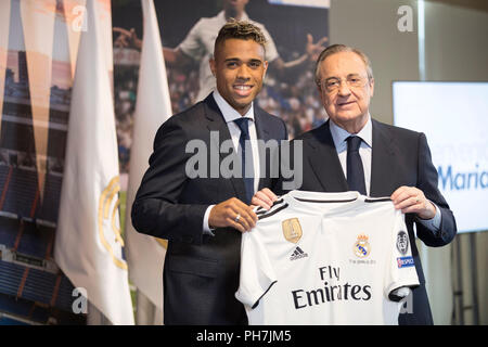 Madrid, Spanien. 31. August 2018. Mariano Diaz Mejia während der Präsentation mit Real Madrid im Santiago Bernabeu in Madrid am 31. August 2018. (Â© David Cantibrera/) Präsentation de Mariano Díaz en el Real Madrid 750/Cordon drücken Sie Credit: CORDON PRESSE/Alamy leben Nachrichten Stockfoto