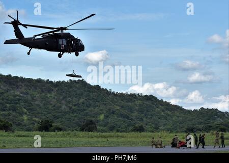 Lop Buri, Thailand. 30 Aug, 2018. Soldaten aus der Washington Army National Guard Operationen Loslösung'' "Pacific und Förster von der Royal Thai Army arbeiten zusammen, um eine Skedco Wurf in einen 16 Combat Aviation Brigade UH-60L Black Hawk während der medizinischen Evakuierung Training 12.08.24 in Thailand Lopburi Provinz während Hanuman Guardian 2018 zu laden. Das Training war Teil einer 4-tägigen Tactical combat Casualty care Klasse zwischen der Washington Army National Guard Operationen Loslösung'' "Pacific Soldaten und Royal Thai Army Rangers. Mehr als 500 US-Armee, Arm Stockfoto