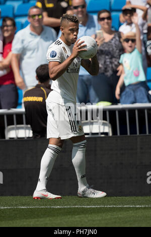 Madrid, Spanien. 31. August 2018. Mariano Diaz Mejia während der Präsentation mit Real Madrid im Santiago Bernabeu in Madrid am 31. August 2018. (Â© David Cantibrera/) Präsentation de Mariano Díaz en el Real Madrid 750/Cordon drücken Sie Credit: CORDON PRESSE/Alamy leben Nachrichten Stockfoto