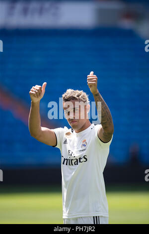 Madrid, Spanien. 31. August 2018. Mariano Diaz Mejia während der Präsentation mit Real Madrid im Santiago Bernabeu in Madrid am 31. August 2018. (Â© David Cantibrera/) Präsentation de Mariano Díaz en el Real Madrid 750/Cordon drücken Sie Credit: CORDON PRESSE/Alamy leben Nachrichten Stockfoto