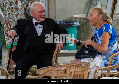 Florenz, Italien. Florenz, Italien. 29. August 2018. Die Menschen genießen Sie die Gärten vor der Leistung - Eröffnung mit Mozarts Don Giovanni - dit: Guy Bell/Alamy Live News Credit: Guy Bell/Alamy leben Nachrichten Stockfoto