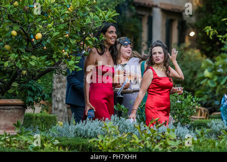 Florenz, Italien. Florenz, Italien. 29. August 2018. Die Menschen genießen Sie die Gärten vor der Leistung - Eröffnung mit Mozarts Don Giovanni - dit: Guy Bell/Alamy Live News Credit: Guy Bell/Alamy leben Nachrichten Stockfoto