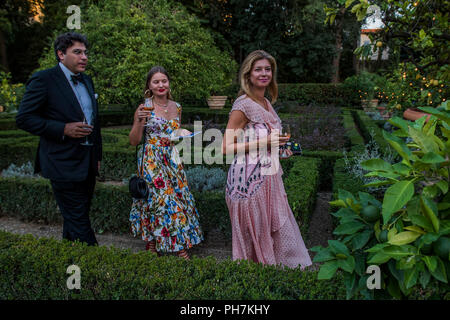 Florenz, Italien. Florenz, Italien. 29. August 2018. Die Menschen genießen Sie die Gärten vor der Leistung - Eröffnung mit Mozarts Don Giovanni - dit: Guy Bell/Alamy Live News Credit: Guy Bell/Alamy leben Nachrichten Stockfoto
