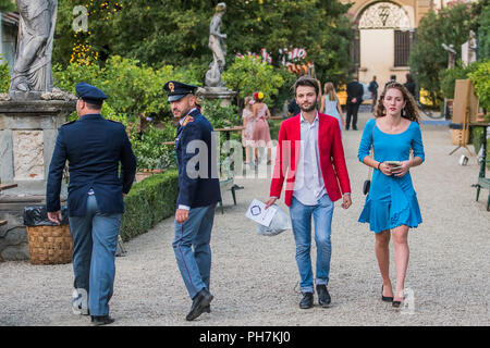 Florenz, Italien. Florenz, Italien. 29. August 2018. Die Menschen genießen Sie die Gärten vor der Leistung - Eröffnung mit Mozarts Don Giovanni - dit: Guy Bell/Alamy Live News Credit: Guy Bell/Alamy leben Nachrichten Stockfoto