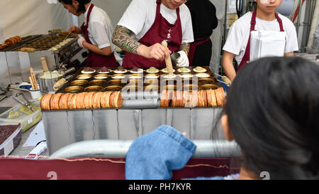 London, Großbritannien. 31. August 2018. Ein Koch macht wheelcakes am Eröffnungstag der drei Tag Chinese Food Festival in Potters Felder Park neben dem Rathaus. Sowie essen und trinken aus den verschiedenen Teilen Chinas frisch zubereitet für Besucher, um zu versuchen, es gibt Kochvorführungen und Präsentationen von der britischen Han Kultur Verband. Credit: Stephen Chung/Alamy leben Nachrichten Stockfoto