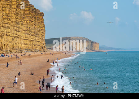 West Bay, Dorset, Großbritannien. 31. August 2018. UK Wetter: Beachgoers aalen Sie sich in der heißen Sonne an der West Bay am letzten Wochenende der Sommerferien. Credit: DWR Images/Alamy leben Nachrichten Stockfoto