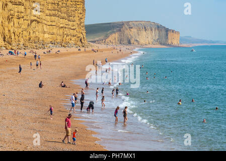 West Bay, Dorset, Großbritannien. 31. August 2018. UK Wetter: Beachgoers aalen Sie sich in der heißen Sonne an der West Bay am letzten Wochenende der Sommerferien. Credit: DWR Images/Alamy leben Nachrichten Stockfoto