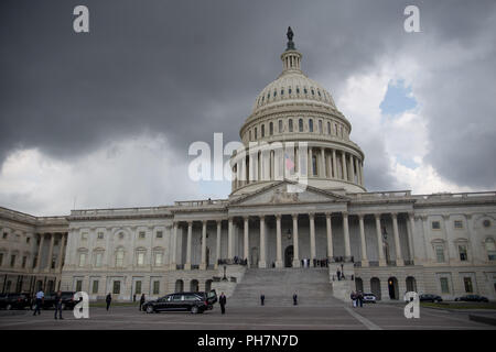 Washington, DC, USA. 31 Aug, 2018. Blick auf die U.S. Capitol, als der Sarg von Senator John McCain kommt in Zustand Freitag zu liegen. Quelle: Michael Candelori/ZUMA Draht/Alamy leben Nachrichten Stockfoto