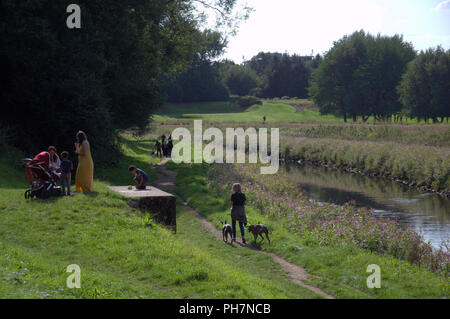 Manchester, Großbritannien. 31 August, 2018. Die Menschen genießen die Sonne am letzten Tag im August am Ufer des Flusses Mersey in Didsbury, Manchester. Credit: Terry Waller Alamy leben Nachrichten Stockfoto