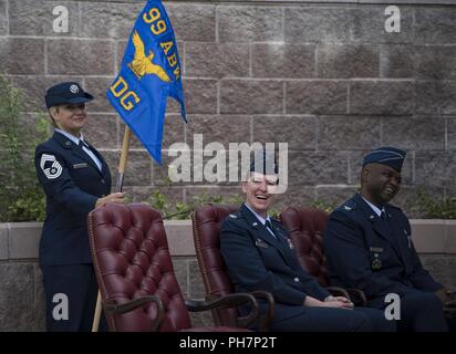 Chief Master Sgt. Nicole Owens, 99th Medical Group Betriebsleiter, Oberst Virginia Garner, 99th MDG scheidenden Kommandanten und Oberst Alfred Blumen jr., 99th MDG eingehende Commander, Lachen bei einem Befehl Preisverleihung auf der Nellis Air Force Base, Nevada, 29. Juni 2018. Ändern des Befehls Zeremonien sind eine militärische Tradition und reicht zurück bis in die Zeit von Friedrich dem Großen von Preußen. Stockfoto