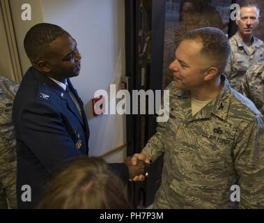 Oberst Alfred Blumen jr., 99th Medical Group Commander, grüßt Oberst Mathew Boschert, 99th Mission Support Group Commander, die während eines Befehls Preisverleihung auf der Nellis Air Force Base, Nevada, 29. Juni 2018. Die 99Th MDG für medizinische Versorgung zu Verteidigungsministerium begünstigten maximale Kriegszeiten Einsatzbereitschaft und Kampfkraft zu gewährleisten. Stockfoto