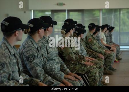 West Virginia National Guard Soldaten und Piloten, die als TAC Sergeants für den 51 West Virginia National Guard Youth Leader Camp im Camp Dawson, West Virginia hosted drehen ihre Aufmerksamkeit auf einen Bildschirm für diese Jahre camp Video am 30. Juni 2018. Jugendleiter Lager ist entworfen, Camper, Alter 14-18 die Möglichkeit zu entwickeln, die Selbstdisziplin, Leadership und Teamfähigkeit. Stockfoto