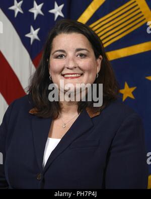 Kimberley Schreiner, stellvertretender Assistent der Verteidigungsminister für Öffentlichkeitsarbeit, Büro des Verteidigungsministers (Public Affairs), stellt für Ihr offizielles Portrait in der Armee portrait Studio in das Pentagon in Arlington, Virginia, 18. Juni 2018. Stockfoto