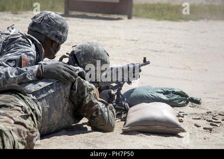 Ein US-Armee-reservesoldat zu Task Force Ultimate Trainer Mitglied des Kaders während des Mannschaft zugewiesen - Serviert Waffe Einarbeitung Training während des Betriebs Cold Steel II, in der Vorbereitung für die Ankunft von Truppe Liste Einheiten, Fort Dix, New Jersey, 30. Juni 2018. Betrieb Cold Steel ist der US-Armee finden Crew - Serviert Waffen Qualifizierung und Validierung Übung, um zu gewährleisten, dass America's Army Reserve Einheiten und Soldaten ausgebildet sind und bereit, auf kurze bereitstellen - und überall in der Welt bekämpfen - bereit und tödlichen Feuerkraft zur Unterstützung der Armee und unsere gemeinsamen Partner bringen. Stockfoto