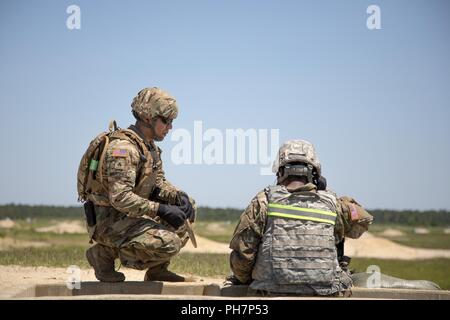 Us-Armee finden Sgt. Dominic Martinez, Task Force Ultimate zugeordnet, Trainer Mitglied des Kaders mit Crew- serviert Waffe Einarbeitung Training während des Betriebs Cold Steel II, in der Vorbereitung für die Ankunft von Truppe Liste Einheiten, Fort Dix, New Jersey, 30. Juni 2018. Betrieb Cold Steel ist der US-Armee finden Crew - Serviert Waffen Qualifizierung und Validierung Übung, um zu gewährleisten, dass America's Army Reserve Einheiten und Soldaten ausgebildet sind und bereit, auf kurze bereitstellen - und überall in der Welt bekämpfen - bereit und tödlichen Feuerkraft zur Unterstützung der Armee und unsere gemeinsamen Partner bringen. Stockfoto