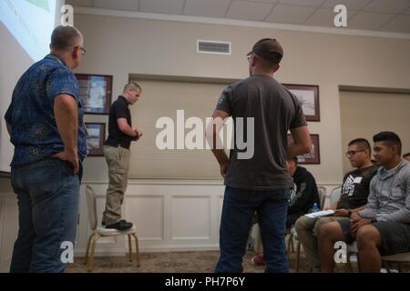 Us-Services Mitglieder üben den Einsatz Konversation als eine Methode der Suizidprävention während einer angewandten Selbstmord intervention Skills Training (ASIST) Workshop zum Marine Corps Air Station New River, N.C., 26. Juni 2018. Der ASIST-Workshop ausgebildete Marinesoldaten und Matrosen in der psychischen Gesundheit erste Hilfe Ihnen die Werkzeuge und Fähigkeiten für Suizidprävention benötigt. Stockfoto