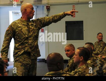 Generalleutnant Charles Luckey, der Chef der Armee Finden und kommandierenden General der United States Army Reserve Command, beauftragt die Teilnehmer Teil seiner Einweisung, während die erste regionale Warrant Officer Training und Recruiting Workshop an der Timmerman Conference Center, 30. Juni, 30. Luckey verstärkt, wie er erwartet, seine Führungskräfte mit gutem Beispiel vorangehen und Soldaten und die Fähigkeiten der Armee zu ermöglichen. Stockfoto