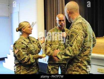 Chief Warrant Officer 2 Sandra Hawkins, eine Eigenschaft Buchhaltung Techniker mit dem 316 Sustainment Command (Auslandseinsätze), präsentiert Generalleutnant Charles Luckey, der Chef der Armee Finden und kommandierenden General der United States Army Reserve Command, mit einer Medaille während der ersten regionalen Warrant Officer Training und Recruiting Workshop an der Timmerman Conference Center, 30. Juni, 30. Die Medaille an den 100-jährigen Geburtstag des Warrant Officer Kohorte. Stockfoto