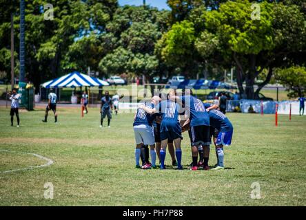 PEARL HARBOR (29. Juni 2018) - Segler in den geführten zugeordnet Anti-raketen-Zerstörer USS Dewey (DDG105) für ein Fußball-Match gegen Segler, die Royal Malaysian Navy Fregatte KD Lekiu (FFG 30) Während der Pacific Rim (Rimpac) 2018, 29. Juni vorbereiten. 25 Nationen, 46 Schiffe, 5 U-Boote, über 200 Flugzeuge, und 25.000 Mitarbeiter beteiligen sich an Rimpac vom 27. Juni bis 2. August in und um die hawaiischen Inseln und Südkalifornien. Die weltweit größte internationale maritime Übung RIMPAC bietet eine einzigartige Ausbildung während der Förderung und Erhaltung der Genossenschaft re Stockfoto