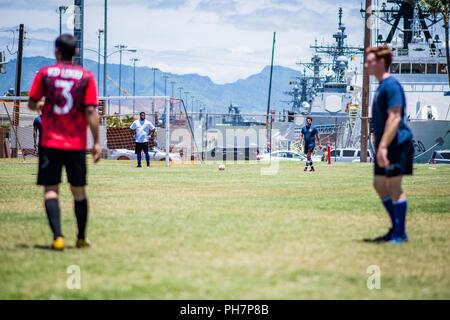 PEARL HARBOR (29. Juni 2018) - Segler in den geführten zugeordnet Anti-raketen-Zerstörer USS Dewey (DDG105) und die Royal Malaysian Navy Fregatte KD Lekiu (FFG 30) konkurrieren in einem Fußballspiel während der Pacific Rim (Rimpac) 2018, Juni 29. 25 Nationen, 46 Schiffe, 5 U-Boote, über 200 Flugzeuge, und 25.000 Mitarbeiter beteiligen sich an Rimpac vom 27. Juni bis 2. August in und um die hawaiischen Inseln und Südkalifornien. Die weltweit größte internationale maritime Übung RIMPAC bietet eine einzigartige Ausbildung während der Förderung und Erhaltung der kooperativen Beziehungen zwischen den Teilnehmern Stockfoto