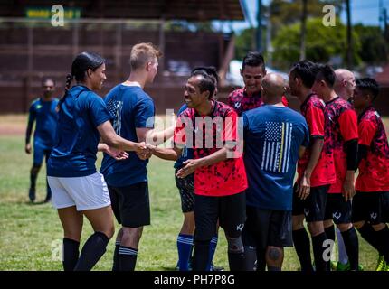 PEARL HARBOR (29. Juni 2018) - Segler in den geführten zugeordnet Anti-raketen-Zerstörer USS Dewey (DDG105) und die Royal Malaysian Navy Fregatte KD Lekiu (FFG 30) shake hands nach einem Fußballspiel während der Pacific Rim (Rimpac) 2018, Juni 29. 25 Nationen, 46 Schiffe, 5 U-Boote, über 200 Flugzeuge, und 25.000 Mitarbeiter beteiligen sich an Rimpac vom 27. Juni bis 2. August in und um die hawaiischen Inseln und Südkalifornien. Die weltweit größte internationale maritime Übung RIMPAC bietet eine einzigartige Ausbildung während der Förderung und Erhaltung der kooperative Beziehungen bin Stockfoto