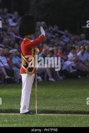 Master Gunnery Sgt. Duane F. König führt eine Leistung durch "Die Präsidenten der eigenen 'United States Marine Band während eines Freitag abends Parade bei Marine Barracks Washington D.C., 29. Juni 2018. Der Ehrengast für die Zeremonie war der Staatssekretär der Marine, Thomas B. Modly, und der Hosting offizielle war der stellvertretende Kommandant des Marine Corps, Gen. Glenn M. Walters. Stockfoto