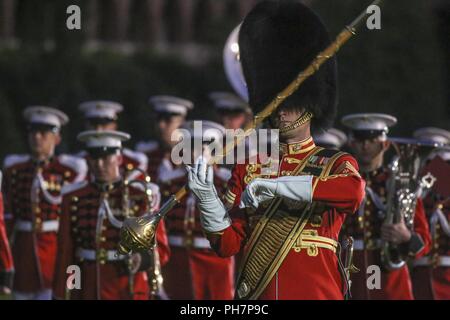 Marines mit" die Präsidenten der eigenen 'United States Marine Band März zu ihren Positionen während einer Freitag Abend Parade bei Marine Barracks Washington D.C., 29. Juni 2018. Der Ehrengast für die Zeremonie war der Staatssekretär der Marine, Thomas B. Modly, und der Hosting offizielle war der stellvertretende Kommandant des Marine Corps, Gen. Glenn M. Walters. Stockfoto