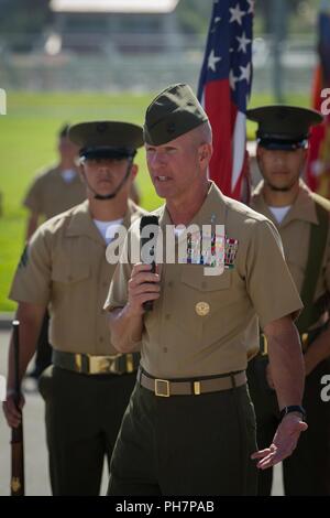 Us Marine Corps Generalmajor Eric M. Smith, der kommandierende General der 1. Marine Division (MARDIV), spricht während einer Zeremonie für den Ruhestand Oberst Christopher S. Dowling, Stabschef für 1 MARDIV, auf Marine Corps Base Camp Pendleton, Calif., 29. Juni 2018. Die Zeremonie wurde zu Ehren von Dowling ist 34 Jahre Meritorious Service statt. Stockfoto