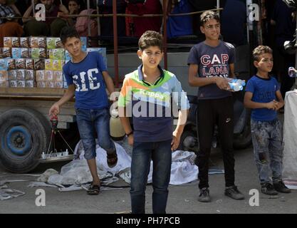 Kinder in einen Einkaufsmarkt in West Mossul, Irak, 28. Juni 2018. Die Regierung des Irak dazu auf, sich für die Sicherheit der Menschen in Mossul ermöglichen Unternehmen sicher zu bedienen. Stockfoto