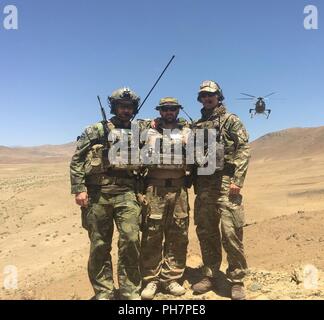 FOB HUNTER, Afghanistan (Juni 18, 2018) - ein Zug, beraten, unterstützen und Command-Air Koalition team von Joint Tactical Air Controller Berater steht für ein Bild, nachdem Sie erfolgreich in den ersten Boden nannte - Lase aus einem A-29 auf Forward Operating Base Hunter, Afghanistan, 18. Juni 2019. Das Team bestand aus zwei Mitgliedern aus der Tschechischen Republik, einer aus dem Vereinigten Königreich und den USA (NATO Stockfoto