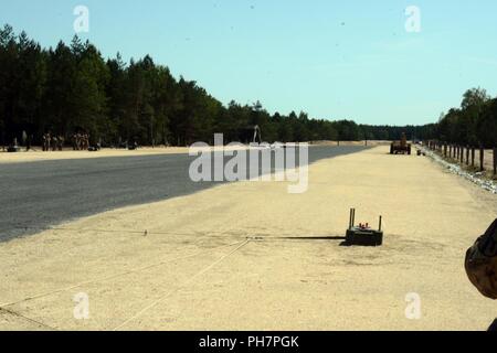 Eine RQ-7B Shadow Unmanned Aircraft Systems an die Reiter platoon Delta Firma zugewiesen, 91st Brigade Ingenieur Bataillon, 1st Armored Brigade Combat Team, 1.Kavallerie Division komplettiert seine Antrittsrede Flug aus der Reiter Flug Landeplatz in Zagan, Polen, 29. Juni 2018. Der platoon Die erste taktische UAS Flug in Polen. Sie sind derzeit zur Unterstützung der Atlantischen lösen in Europa eingesetzt. Stockfoto