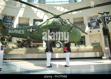 Us Marine Corps Oberstleutnant Guy G. Berry, rechts, AV-8B pilot Chief, Sitz Marine Corps (Hqmc) und Oberst Marcus Annibale, Naval Flight Officer, HQMC, stehen an Aufmerksamkeit während Berry's Ruhestand Feierstunde im Nationalen Museum der Marine Corps, Dreieck, Virginia, 29. Juni 2018. Berry serviert 22 Damen und Jahre in der Marine Corps. Stockfoto